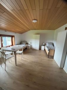 Helles 3 Bett Zimmer