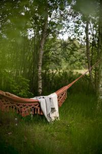 Urokliwy Tiny house na łące z widokiem na góry