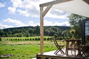 Urokliwy Tiny house na łące z widokiem na góry