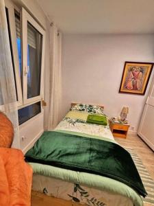 Habitación privada ventilada cerca de buses trenes y centro