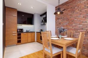 Industrial Apartment Fredry with Parking by Noclegi Renters