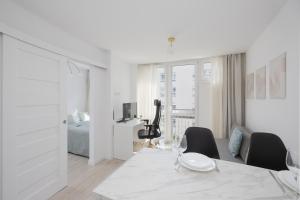 Modern Apartment in Center, Remote Working, Smart TV & WiFi by Noclegi Renters