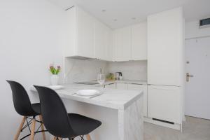 Modern Apartment in Center, Remote Working, Smart TV & WiFi by Noclegi Renters