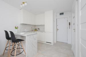 Modern Apartment in Center, Remote Working, Smart TV & WiFi by Noclegi Renters