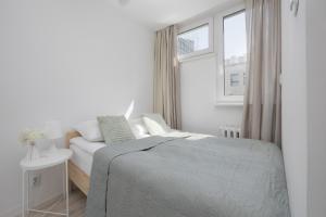 Modern Apartment in Center, Remote Working, Smart TV & WiFi by Noclegi Renters