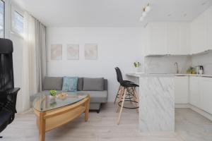 Modern Apartment in Center, Remote Working, Smart TV & WiFi by Noclegi Renters