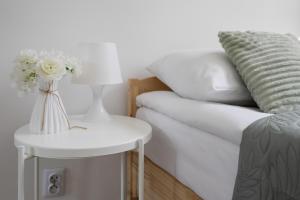 Modern Apartment in Center, Remote Working, Smart TV & WiFi by Noclegi Renters