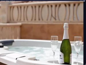 Exceptional 3 Bed Villa Malpas sleeps 6 h pool