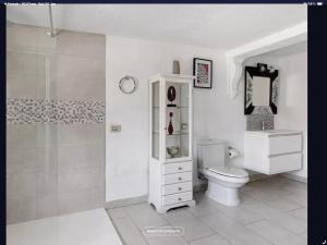 Exceptional 3 Bed Villa Malpas sleeps 6 h pool