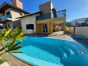 Cód 3 - Casa com piscina a 100 m do mar
