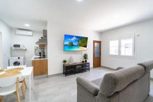 Mara 2 Playa del Burrero junto al mar, wifi gratis By Canarias Prime Homes