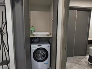 RAGK Lux Living 50m Train, Shared Pool & Parking