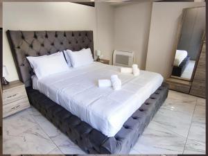 RAGK Lux Living 50m Train, Shared Pool & Parking