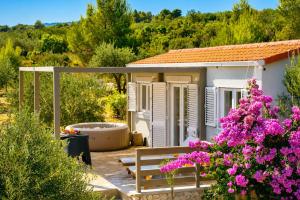 Olive Garden Home with Jacuzzi and Privacy