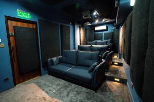 The White House Villa, 8 bedroom, Swimming Pool & Home Theater