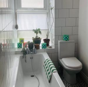 Bright King Room in Southville Home, Central Location