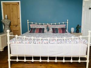 Bright King Room in Southville Home, Central Location