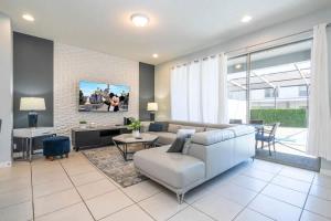 Cozy Townhouse with pool 5BD Windsor at Westside