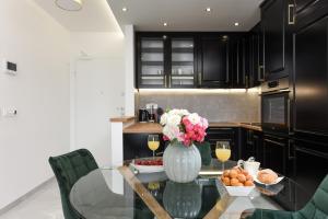New Luxury Apartment with balcony and free parking in the garage