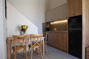 Santorini - Villa - Sleeps 4 - Pool - Parking