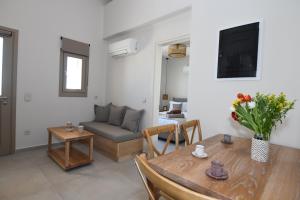 Santorini - Villa - Sleeps 4 - Pool - Parking