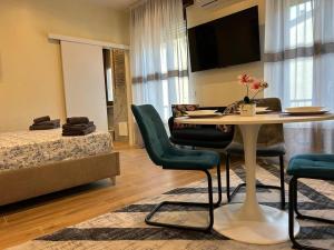 Valverde Apartments and Room
