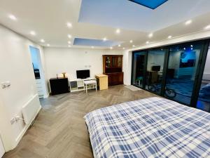 Wimbledon and Morden area -Garden Guest house