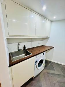 Wimbledon and Morden area -Garden Guest house