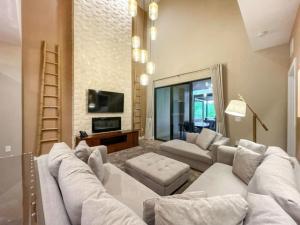 Luxury and relaxation just 1 mile from Disney
