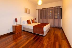 The Island Hideaway, City center APT free parking