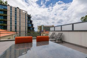 The Island Hideaway, City center APT free parking