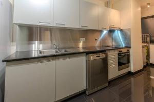 The Island Hideaway, City center APT free parking