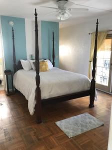 Queen Room with Balcony room in Courtyard Villa Hotel