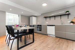 Loft 21 - Stylish Five Bedroom Apartment by Heimaleiga