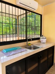 Little House Near Playa Bonita & Cahuita - 45 min