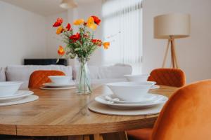 Chic 2 Bed Apartment with Private Terrace by BOLD Apartments
