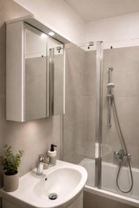 Aurion Modern Apartment near Prague Castle - Parking - Up to 6 Guests
