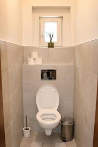 Aurion Modern Apartment near Prague Castle - Parking - Up to 6 Guests
