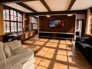 2BR City Centre Apt , Sleeps 14 , Parking and 2 Baths