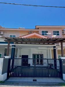 Cozy Family Stay Near Beach, Airport & Stadium
