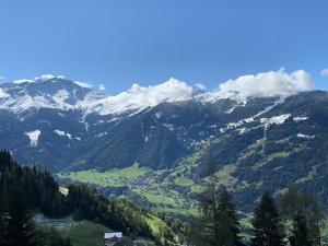 Cosy 2-bed chalet apt with pool, Verbier centre