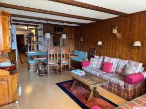 Cosy 2-bed chalet apt with pool, Verbier centre