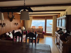 Cosy 2-bed chalet apt with pool, Verbier centre
