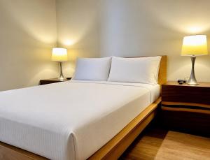 Brick and Bed - Riverfront Loft, City Views H301