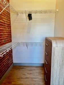 Brick and Bed - Riverfront Loft, City Views H301