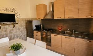 VAL DORCIA DELUXE 2, RAFFINATA CASA immersa nel verde con WiFi, giardino e parcheggio