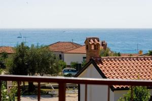 Unit 2 Sea View 2-Bedroom Apt, Free Parking
