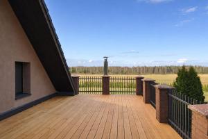 A cozy and spacious three-bedroom semi-detached house awaits guests