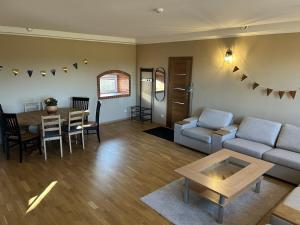 A cozy and spacious three-bedroom semi-detached house awaits guests