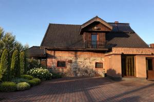 A cozy and spacious three-bedroom semi-detached house awaits guests